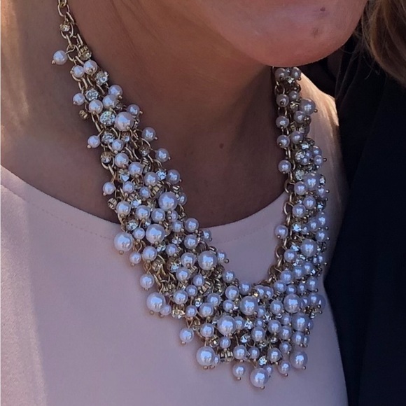 Elegant Pearl, Crystal and Gold Necklace - Picture 4 of 8